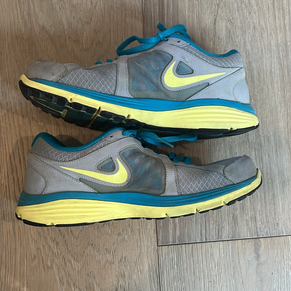 Women’s Nike Size 10 Dual Fusion Run Sneakers